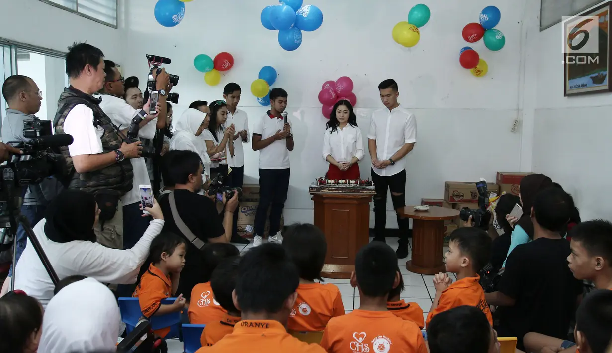 Suasana perayaan ulang tahun Nikita Willy bersama anak-anak kurang beruntung di Yasasan Sayap Ibu di kawasan Barito, Jakarta, Kamis (29/6). Nikita Willy merayakan ulang tahun ke 23 tahun ersama 35 anak Yayasan Sayap ibu. (Liputan6.com/Herman Zakharia)