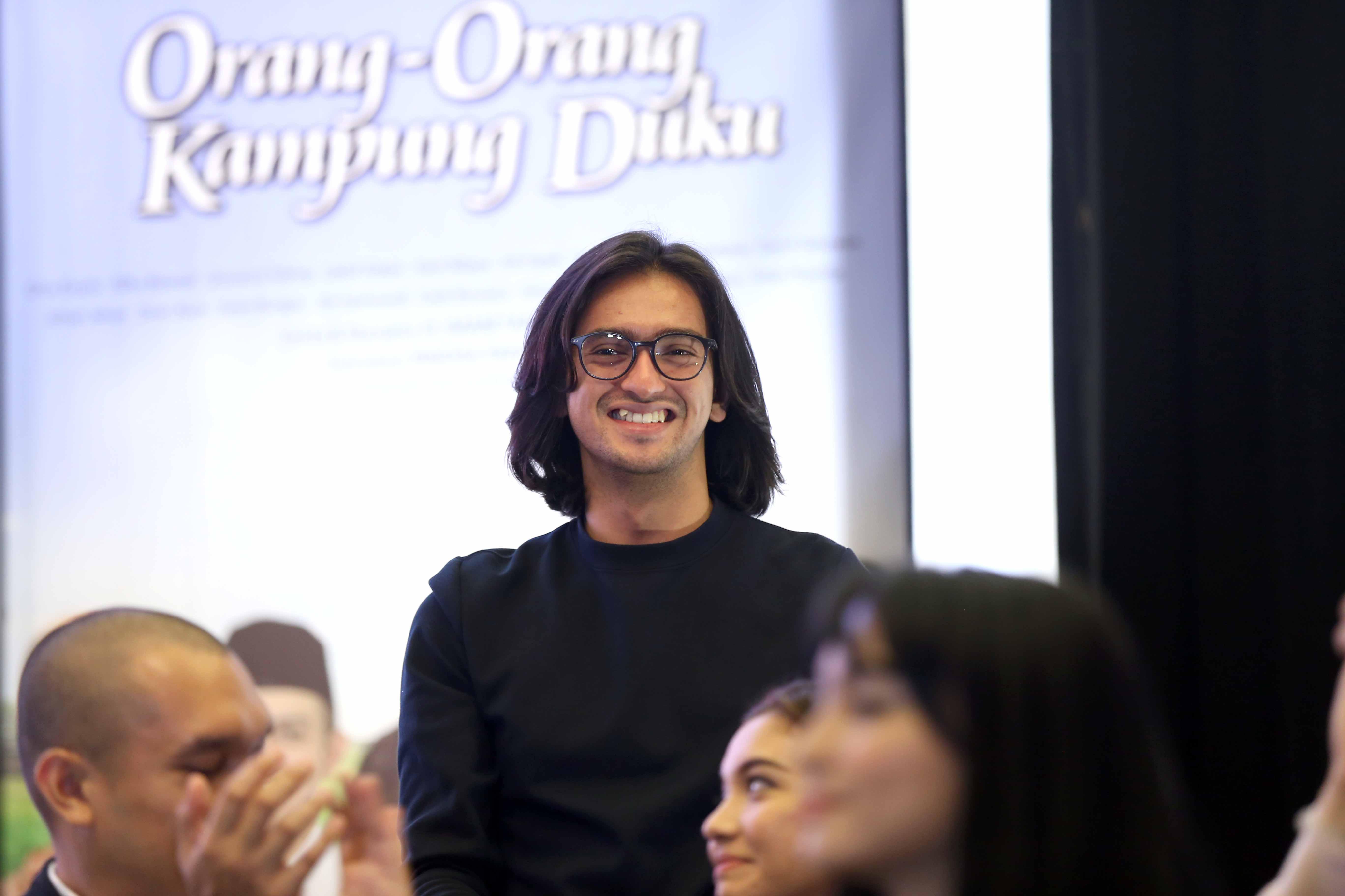 Memerankan karakter yang lebih dewasa, tentunya Omar juga mendapat tuntutan dalam urusan penampilan. Ia diminta untuk memanjangkan bulu-bulu di wajahnya dan ini bukan hal yang mudah bagi Omar. (Nurwahyunan/Bintang.com)