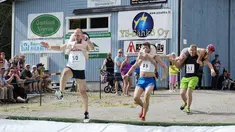 Para peserta bersaing sambil menggendong istrinya saat mengikuti kompetisi Wife Carrying World Championships di Sonkajarvi, Finlandia, 2 Juli 2016. Lomba unik ini digelar bulan Juli tiap tahunnya. (Timo Hartikainen/Lehtikuva/AFP)