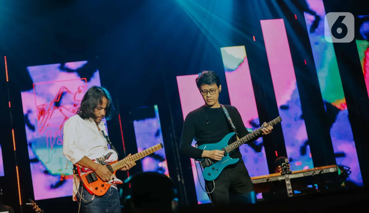 Duo akustik Janapati tampil pada Jakarta International BNI Java Jazz Festival 2020 di Jakarta, Minggu (1/3/2020). Duo akustik kolaborasi gitaris Dewa Budjana dan Tohpati tersebut membawakan beberapa instrumen diantaranya Janapati Ratu Kanya dan Rahadis. (Liputan6.com/Faizal Fanani)