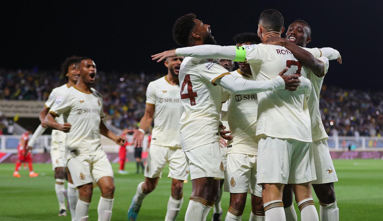 Pemain Al Nassr, Cristiano Ronaldo berselebrasi bersama rekannya setelah mencetak gol ke gawang Damac FC pada laga lanjutan Liga Arab Saudi di Prince Sultan bin Abdulaziz Sports City Stadium, Abha, Arab Saudi, Sabtu (25/2/2023) malam WIB. CR7 berhasil mencetak hattrick pada menit ke-18, 23', dan 44'. (Twitter/@AlNassrFC)