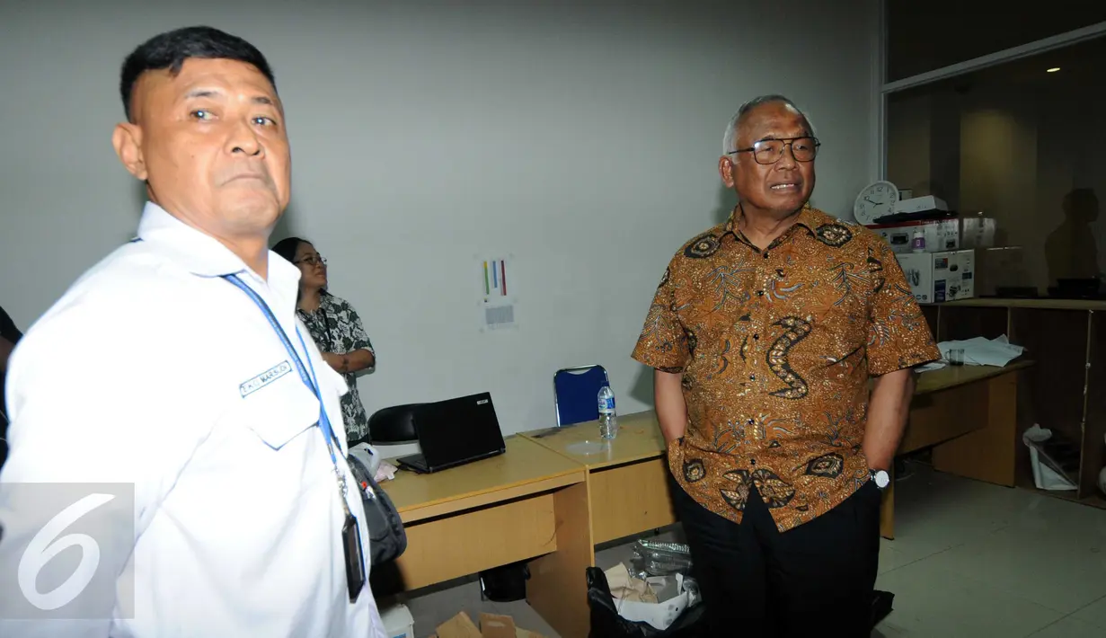 Plt Ketua KPK, Taufiqurahman Ruki (kanan) saat berada di gedung baru Tipikor, Jakarta, Senin (16/11/2015) Kedatangan Ruki untuk mengetahui kesiapan serta kekurangan dari ruangan Para Jaksa KPK. (Liputan6.com/Helmi Afandi)
