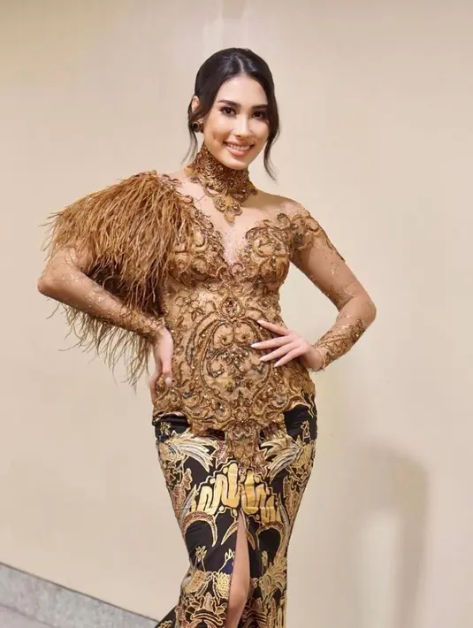 Kalau ini penampilan Frederica Cull. Mantan Puteri Indonesia 2019 sekaligus pemeran di serial Layangan Putus ini tampil anggun berbalut kebaya emas dengan aksen rumbai di bagian lengan dari Anne Avantie. (Instagram/fredikacull).
