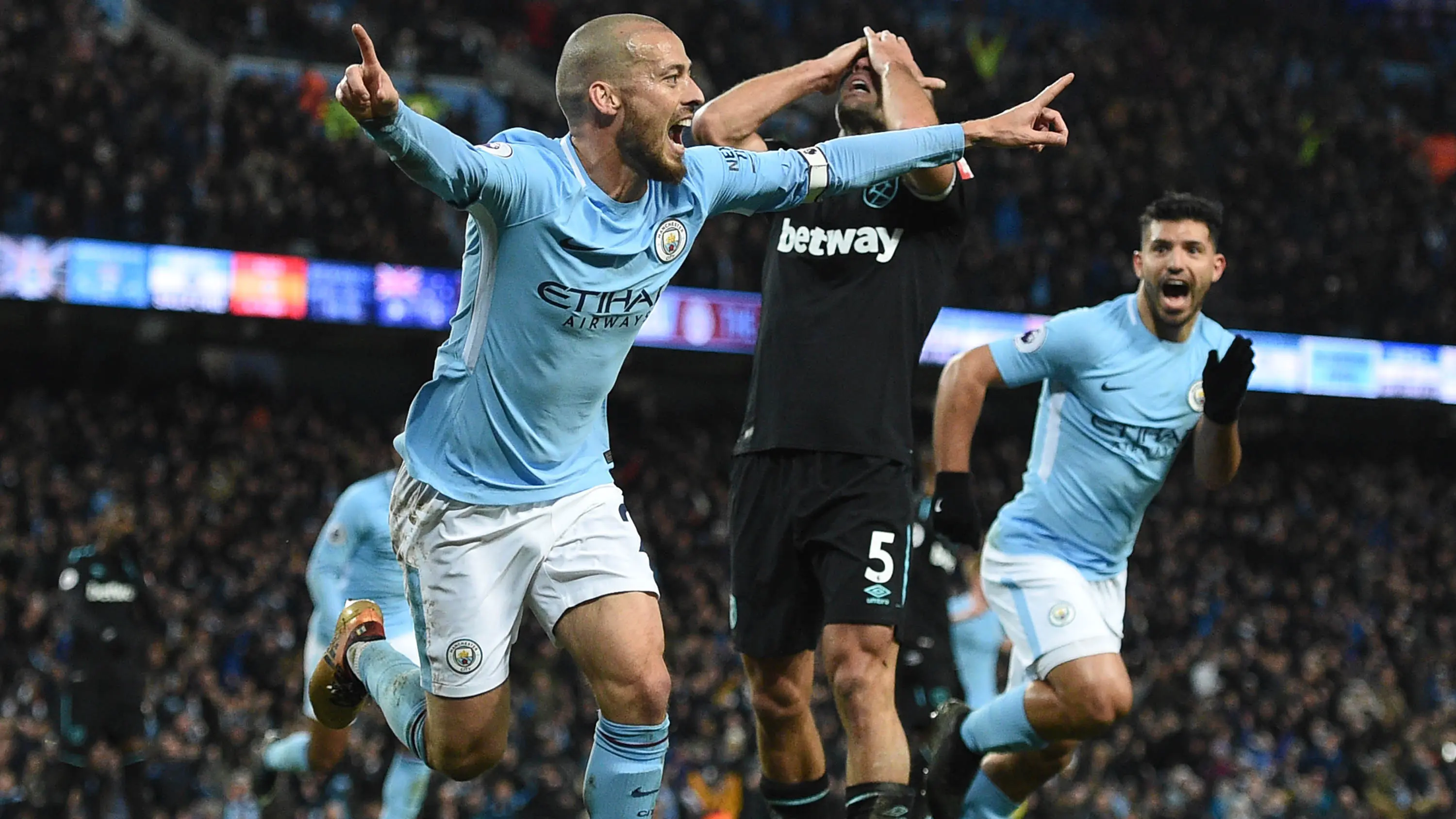 Gelandang Manchester City, David Silva, merayakan gol yang dicetaknya ke gawang West Ham pada laga Premier League di Stadion Etihad, Manchester, Minggu (3/11/2017). City menang 2-1 atas West ham. (AFP/Oli Scarff)