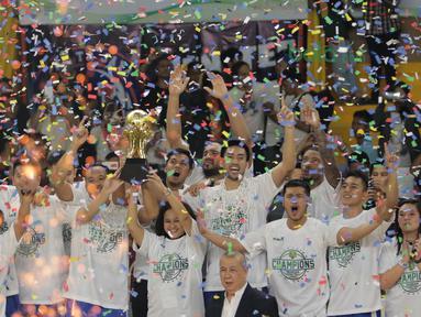 Para pemain Satria Muda Jakarta mengankat trofi juara IBL 2018 di GOR Sumantri Brojonegoro, Jakarta, Minggu (22/4/2018). Satria Muda merebut trofi IBL dari Pelita Jaya dengan skor 69-64. (Bola.com/Nick Hanoatubun)