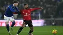 Hingga babak pertama usai, belum ada gol yang tercipta di laga ini. Kedua tim pun masuk ke ruang ganti dengan skor sama kuat 0-0. Tampak dalam foto, striker Manchester United, Matheus Cunha (kanan), menahan gelandang Everton asal Inggris, James Garner, selama pertandingan pekan ke-27 Liga Primer Inggris 2025/2026 di Stadion Hill Dickinson, Liverpool, barat laut Inggris, Senin 23 Februari 2026 waktu setempat atau Selasa 24 Februari 2026 dini hari WIB. (Paul ELLIS/AFP)