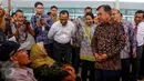 Wakil Presiden RI Jusuf Kalla didampingi Menteri BUMN Rini Suwandi, Menhub Budi Karya saat berbincang dengan calon penumpang Garuda di Terminal 3, Bandara Soekarno Hatta, Tangerang, Banten, Senin (15/08). (Liputan6.com/Fery Pradolo)