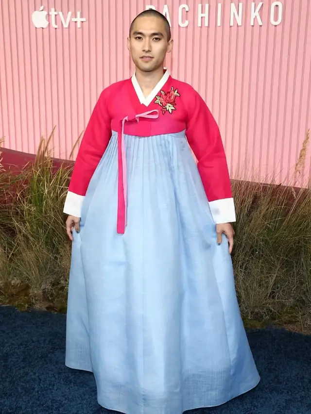 Jin Ha kenakan hanbok di red carpet Pachinko