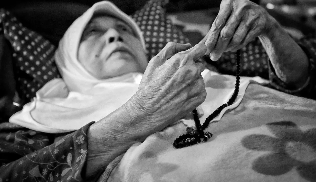 Lebih sepuluh tahun artis senior Aminah Cendrakasih tak bisa bebas beraktifitas akibat penyakit glaukoma yang dideritanya. Bahkan, lima tahun belakangan, Aminah hanya  di atas tempat tidur. (Adrian Putra/Bintang.com)