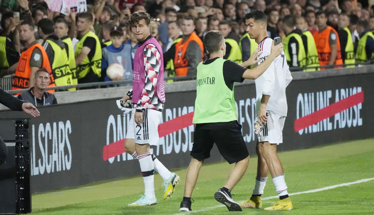 Ada momen tak biasa saat Manchester United meraih kemenangan saat berjumpa Sheriff Tiraspol pada matchday kedua Liga Europa 2022/2023. Cristiano Ronaldo tertangkap kamera menolak ajakan berfoto dari seorang fans. (AP/Sergei Grits)