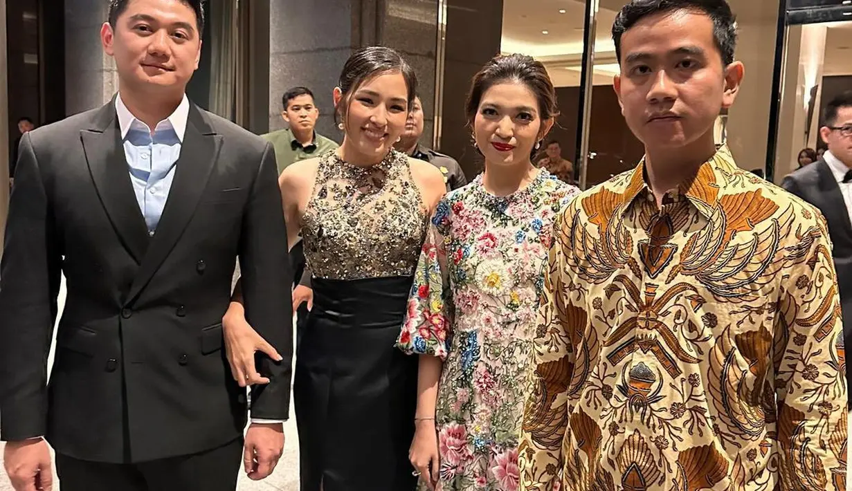 Seperti saat hadir di sebuah pernikahan, Selvi Ananda tampil anggun kenakan dress bunga warna-warni [@arnoldpo]