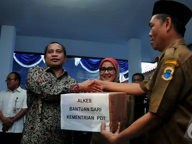 Menteri Marwan Jafar memberikan bantuan kepada warga Kabupaten Lebak, Banten, Rabu (5/11/2014) (Liputan6.com/Johan Tallo)