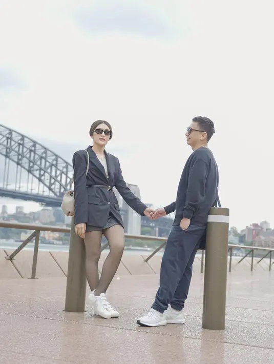 Anisa Aziza bergaya classy-sporty dengan padukan blazer, rok, stocking, dan sneakers putih [@anissaaziza]