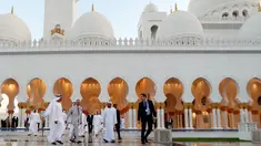 Pangeran Charles didampingi sejumlah pejabat setempat berjalan di area Masjid Syekh Zayed di Abu Dhabi, Uni Emirat Arab, Sabtu (5/11). Kunjungan ini adalah bagian dari tur mereka ke Timur Tengah atas nama Pemerintah Inggris.(AFP/Karim Sahib) 