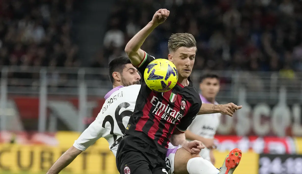 Anak asuh Stefano Pioli tertinggal terlebih dahulu akibat gol David Okereke ('77), sebelum menyamakan kedudukan melalui Junior Mesias ('90+3). (AP Photo/Antonio Calanni)