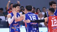 Selebrasi pemain Jakarta LavAni Allobank Electric, Boy Arnes Arabi (kiri) bersama Dio Zulfikri setelah mencetak angka saat menghadapi Jakarta Garuda Jaya pada laga seri keempat putaran kedua PLN Mobile Proliga 2024 di GOR Terpadu A. Yani, Pontianak, Sabtu (22/6/2024). Jakarta LavAni Allobank Electric menang 3-0 (25-20, 25-11, 25-20). (Dok. PBVSI)