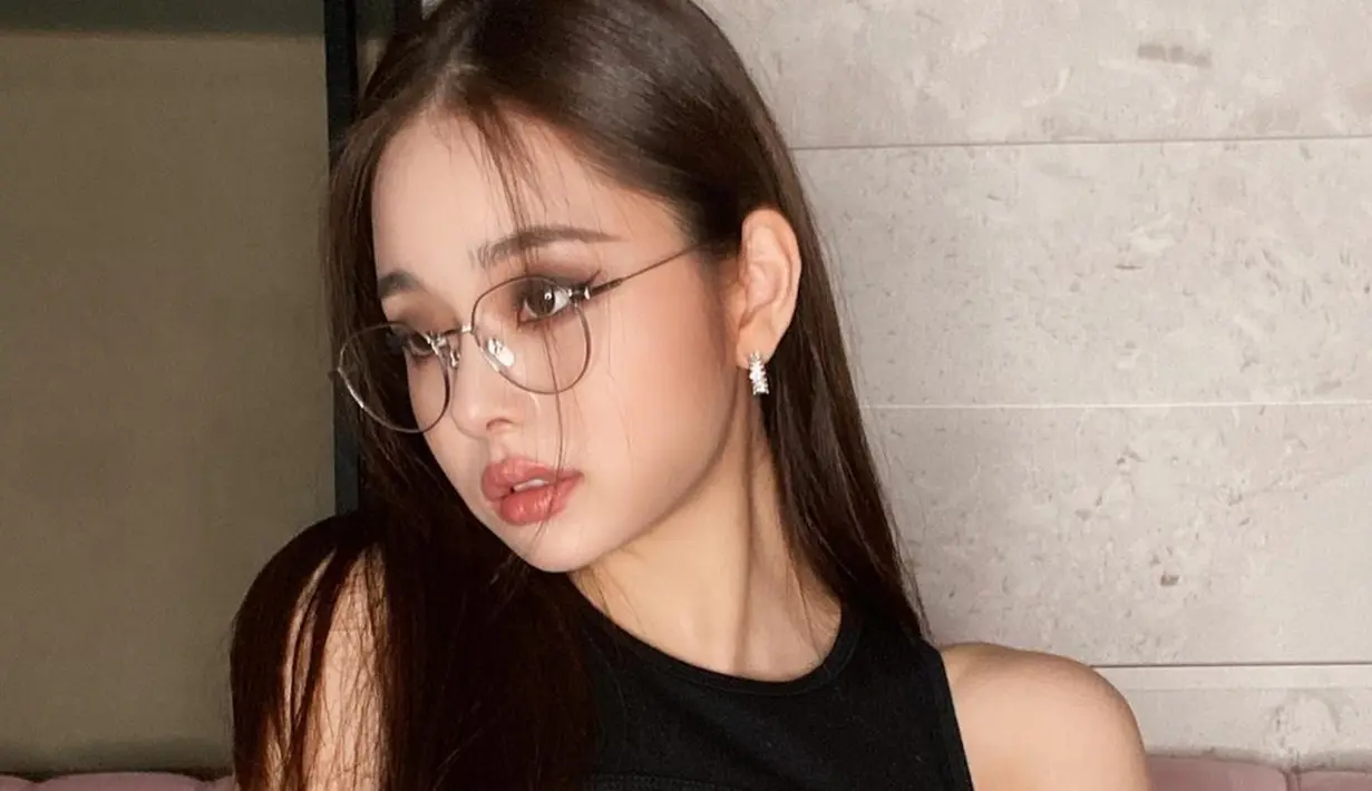 Wanita kelahiran Busan ini dikenal sebagai selebgram, YouTuber, model dan seorang ulzzang. Parasnya pun disebut memiliki kemiripan dengan Jennie BLACKPINK dan Wonyoung IVE. (Liputan6.com/IG/@dear.zia)