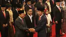 Presiden Joko Widodo atau Jokowi memberikan ucapan selamat kepada para Wakil Menteri (Wamen) Kabinet Indonesia Maju usai pelantikan di Istana Negara, Rabu (23/10/2019). Sebanyak 12 wakil menteri dilantik untuk membantu jajaran menteri Kabinet Indonesia Maju. (Liputan6.com/Angga Yunair)