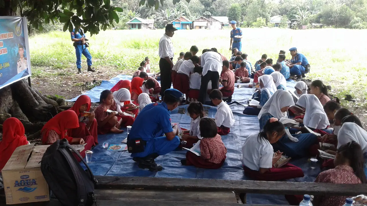Anak-Anak Sekolah di Kalteng Tengah Membaca