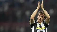 Kapten Juventus, Alessandro Del Piero memberi salut buat tifosi setelah mencatat penampilan ke-600 untuk Juventus pada 10 Mei 2009 di San Siro, Milan. AFP PHOTO/Emilio Andreoli