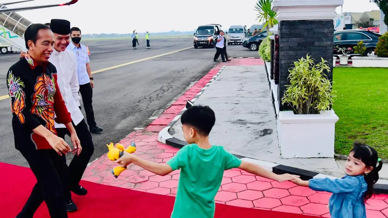 Presiden Joko Widodo atau Jokowi telah tiba kembali di Pangkalan TNI AU Adi Soemarmo Kabupaten Boyolali, Jawa Tengah, Jumat (21/4/2023) sore.