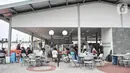 Pengunjung saat berada di lokasi warung makan yang baru di Pelabuhan Kali Adem, Muara Angke, Jakarta Utara, Senin (13/6/2022). Pengelola Pelabuhan Kali Adem merelokasi sebanyak 56 pedagang yang sebelumnya menempati dermaga ke lokasi baru. (merdeka.com/Iqbal S Nugroho)