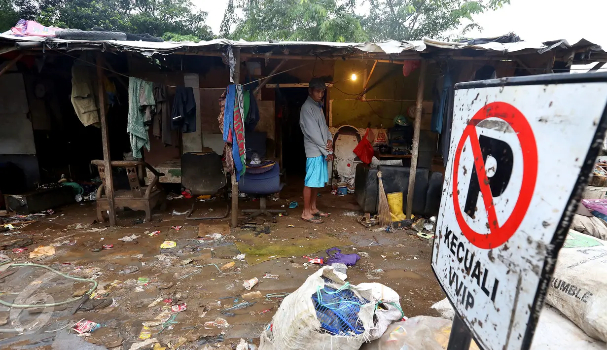 Perkampungan pemulung hanya berjarak 200 meter dari bukit sampah. Di sanalah para pemulung itu bertahan hidup dan mengais nafkah dari sampah buangan penduduk. (Liputan6.com/Johan Tallo)