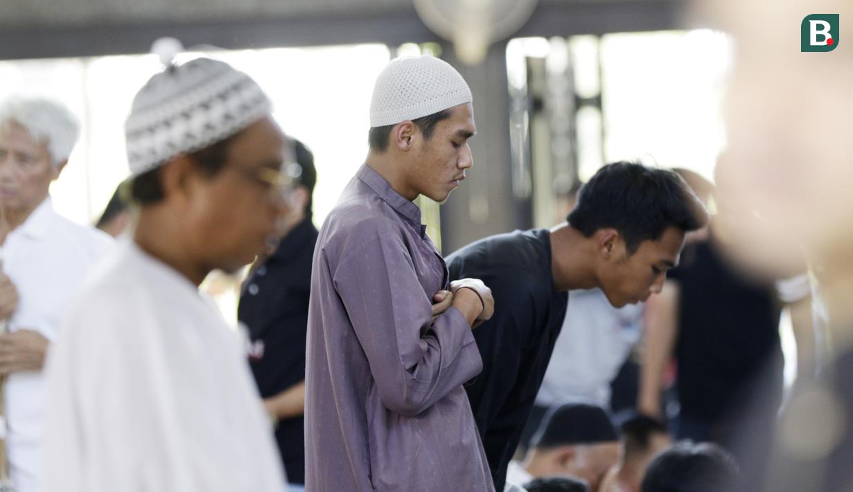 Pemain Timnas Indonesia, Septian David, saat Salat Jumat di Masjid Islamic Center Valdesam, Thailand, Jumat, (16/11). Indonesia akan melawan Thailand pada laga Piala AFF 2018. (Bola.com/M. Iqbal Ichsan)