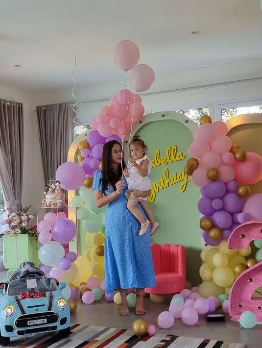 Aura Kasih dan Eryck Amaral menikah pada Desember 2018, kemudian pada Juni 2019 keduanya dikaruniai buah hati yang diberi nama Bella. Tak berakhir indah, pernikahan mereka kandas di tengah jalan. Di bulan April 2021 lalu, mereka pun resmi bercerai. (Instagram/aurakasih)