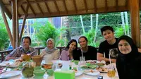 Dul Jaelani dengan keluarga Tissa Biani (Sumber: Instagram/jaelanian.id/)