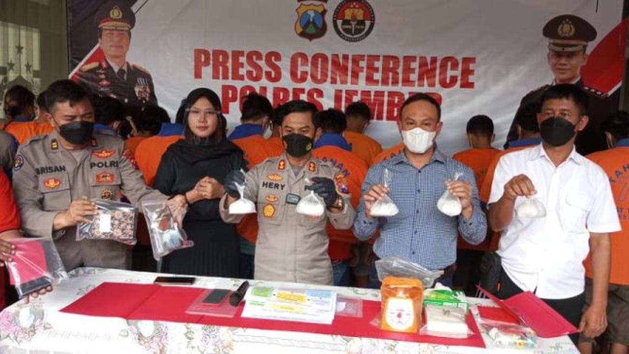 Kapolres Jember AKBP Hery Purnomo (Tengah) tunjukan barangbukti sabu 1,3 Kg. (Istimewa)