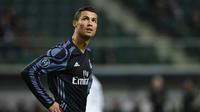 Striker Real Madrid Cristiano Ronaldo saat tampil melawan Legia Warsawa pada laga Liga Champions di Warsawa, Rabu (2/11/2016). (AFP/Janek Skarzynski)