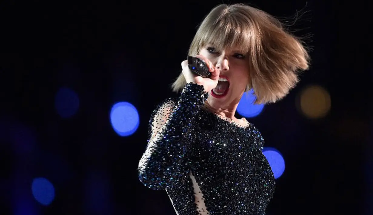 Perlakuan Taylor Swift kepada para penggemarnya tentu sangat membuat mereka bahagia. Ini lah cara yang dilakukan Taylor dalam menyapa penggemarnya yang tentunya menjadi salah satu bagian penting dalam kesuksesannya. (AFP/Kevork Djansezian)