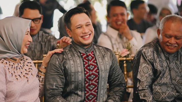 6 Potret Tampan Sandy Nasution, Suami Dian Pelangi