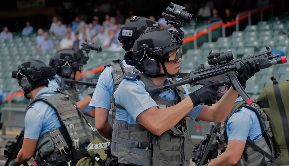 Aksi petugas polisi menolong korban saat latihan anti-teror di Hong Kong, Jumat, (25/8). Simulasi serangan anti-teror ini untuk persiapan sebuah konser penyanyi Ariana Grande pada 21 September 2017. (AP Photo / Vincent Yu)