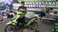 Pebalap JLMPW RAF28 OC25 Racingline Speedco Racing Team, Silviana Oktaviani, menjadi satu-satunya peserta wanita pada ajang Honda Dream Cup 2016 seri Malang. (Bola.com / Muhammad Wirawan Kusuma)