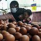 Pembeli memilih telur ayam yang dijual di toko kawasan Cirendeu, Jakarta Selatan, Selasa (7/6/2022). Harga telur ayam kini masih terbilang tinggi bahkan hampir mencapai Rp 30 ribu per kg. (Liputan6.com/Johan Tallo)