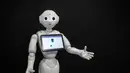 Sebuah robot Pepper terlihat di SoftBank Robotics di Paris, Prancis (10/9/2020). Dengan fitur baru, robot Pepper mampu mendeteksi apakah orang-orang memakai masker, dan jika ada yang tidak memakai masker, dia akan memerintahkan mereka untuk memakainya. (Xinhua/Aurelien Morissard)