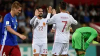 Pemain Spanyol, Isco (tengah) merayakan gol bersama Alvaro Morata saaat melawan Liechtenstein pada laga grup G kualfikasi Piala DUnia 2018 di Rheinpark Stadion, Vaduz, (5/9/2017). Spanyol menang 8-0. (AFP/Michael Buholzer)