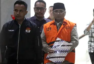 Tidak ada sepatah kata pun keluar dari mulut Yaqut Cholil Qoumas. Tampak dalam foto, mantan Menteri Agama, Yaqut Cholil Qoumas, saat dibawa menuju mobil tahanan di Gedung Merah Putih Komisi Pemberantasan Korupsi (KPK), Jakarta, Kamis (12/3/2026). (Liputan6.com/Helmi Fithriansyah)