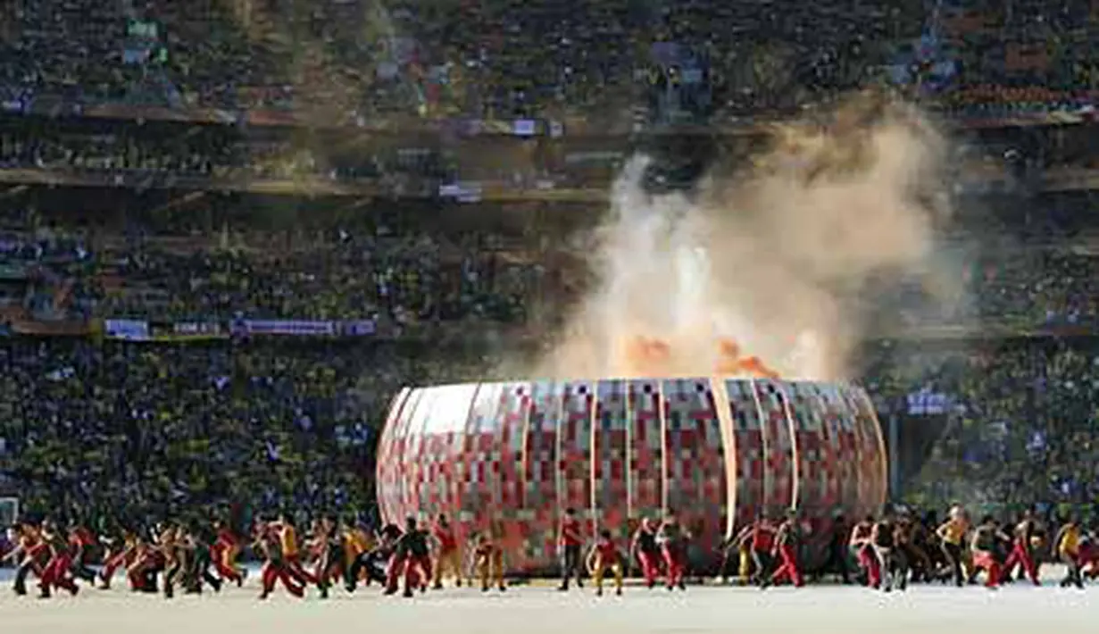 Performa para penari dalam upacara pembukaan Piala Dunia 2010 dan miniatur Stadion Soccer City di Johannesburg. AFP Photo/Omar Torres
