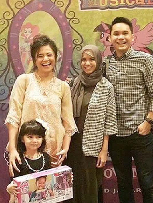 Mengingat hubungannya dengan sang mantan suami, Ben Kasyafani, semakin membaik. Marshanda pun juga semakin sering bertemu Sienna dengan mudah. Contohnya saat bulan Ramadhan ini Marshanda banyak bertemu Sienna. (Instagram/marshanda99)