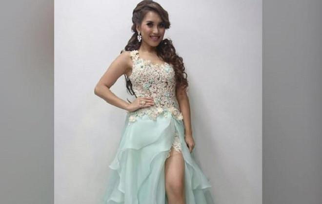 Ayu Ting Ting pakai gaun lace pastel dengan aksen high slit (Foto: Instagram Ayu Ting Ting) 