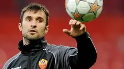 AS Roma's Serbia-Montenegrin forward Mirko Vucinic plays with the ball during trainig session at Manchester Old Trafford Stadium a day before their Champions League football match against MU, April 08 2008. AFP PHOTO /FILIPPO MONTEFORTE