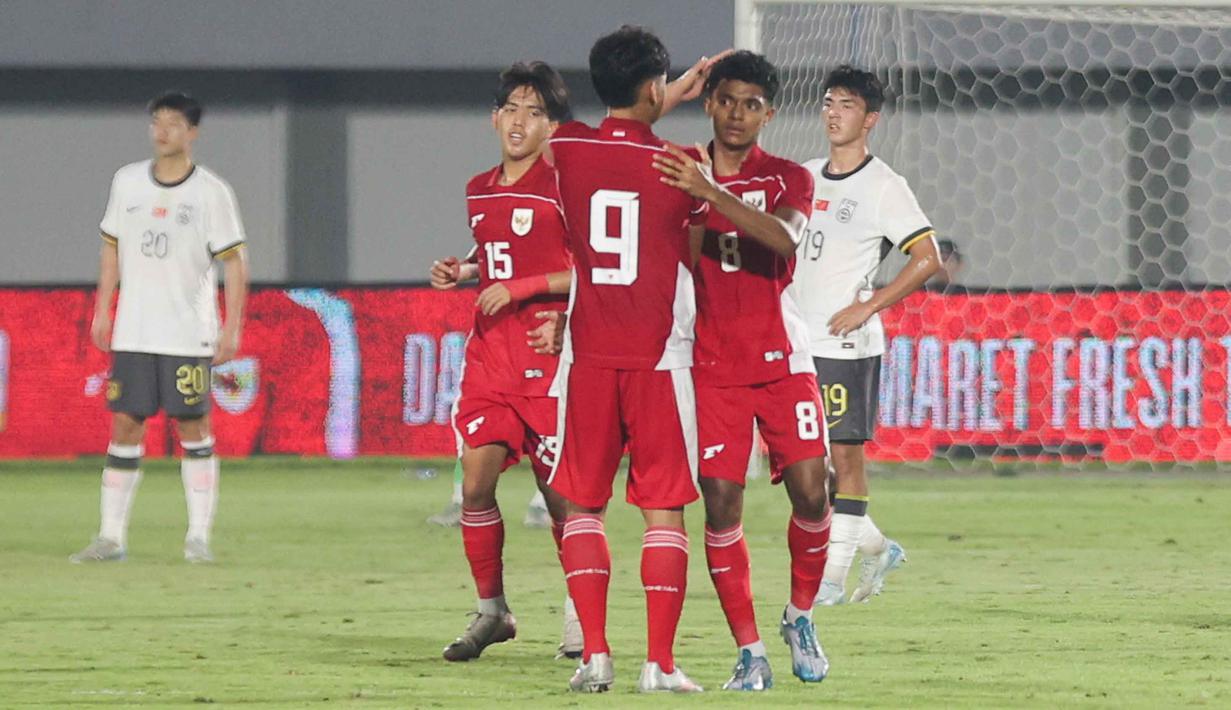 Sebagai informasi, bagi Timnas Indonesia U-17, laga ini merupakan ajang pemanasan sekaligus seleksi sebelum putaran final Piala Asia yang dijadwalkan berlangsung pada April hingga Mei 2026. Tampa dalam foto, pemain Timnas Indonesia U-17 merayakan gol dalam laga uji coba melawan China di Indomilk Arena, Tangerang, Banten, Rabu (11/2/2026) malam. (Bola.com/Abdul Aziz)