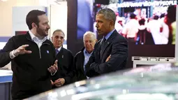 Brian Johnson, dari ZF Friedrichshafen AG, memberikan penjelasan kepada Presiden AS Barack Obama mengenai mobil transparan yang dipamerkan di North American International Auto Show di Detroit, Michigan (20/1). (REUTERS/Jonathan Ernst)