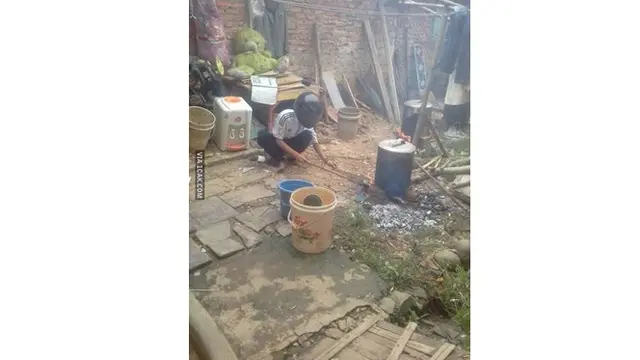 Safety First, Ini 6 Aksi Kocak Bapak-Bapak saat Masak Pakai Helm