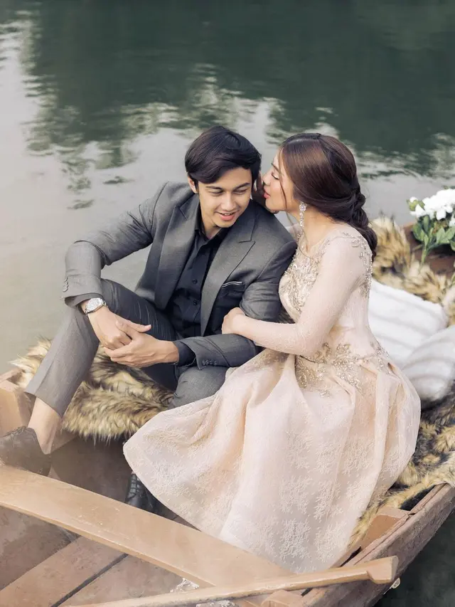 6 Gaya Prewedding Felicya Angelista dan Caesar Hito di Atas Perahu, Romantis