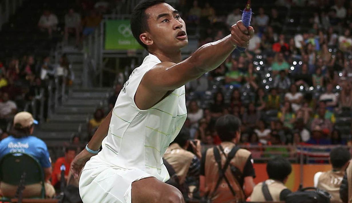 Tommy Sugiarto menyerah dengan angka 13-21, 21-14, dan 16-21 dari Rajiv Ouseph. (Reuters/Jeremy Lee)