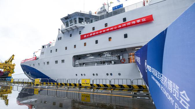 Kapal Shenhai Yihao (Laut Dalam No. 1) di sebuah pelabuhan di Shenzhen, Provinsi Guangdong, China (13/10/2020). Kapal selam berawak Jiaolong, kapal induknya Shenhai Yihao (Laut Dalam No. 1), serta kapal keruk Tian Kun Hao akan ditampilkan di ajang Pameran Ekonomi Maritim China. (Xinhua/Mao Siqian)